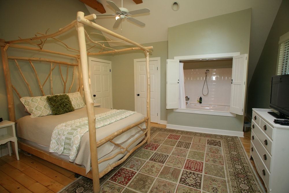 Deluxe Room, 1 Queen Bed, Jetted Tub (Silver Maple) - No Pets Allowed