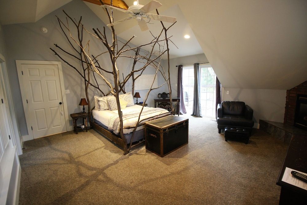 Goldberry Woods Deluxe Room, 1 King Bed, Jetted Tub (American Hornbeam) - No Pets Allowed 2