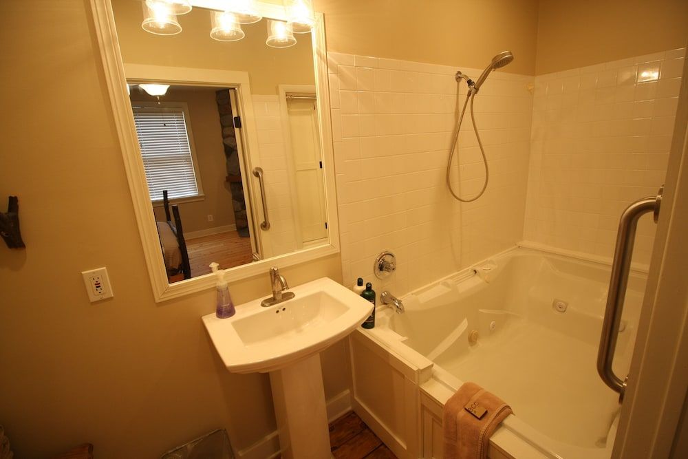 Goldberry Woods Deluxe Suite, 2 Bedrooms, Accessible Marble Shower (Ironwood Suite) - No Pets Allowed 7