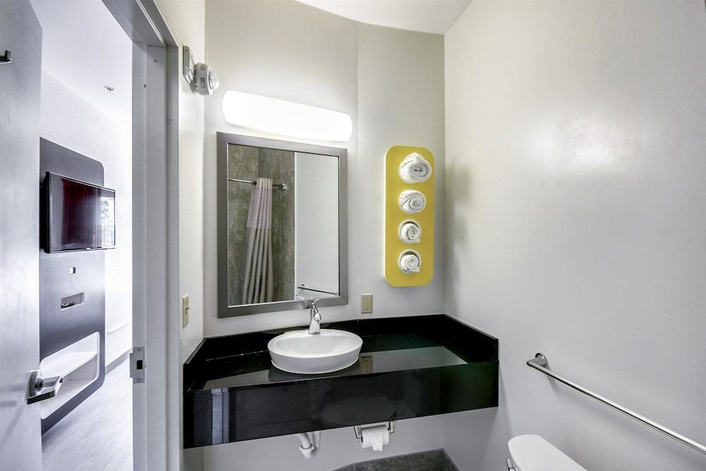 Motel 6 Allentown, PA Deluxe Room, 2 Queen Beds, Non Smoking, Refrigerator & Microwave 5