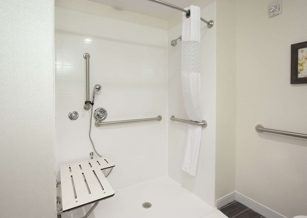Hampton Inn & Suites by Hilton Augusta-Washington Rd Room, 1 King Bed, Accessible (Mobility & Hearing, Roll-in Shower) 4