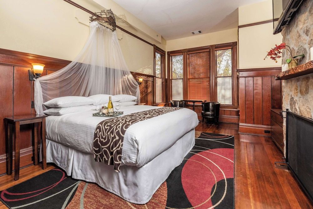 Standard Room, 1 King Bed, Non Smoking (Large Room)