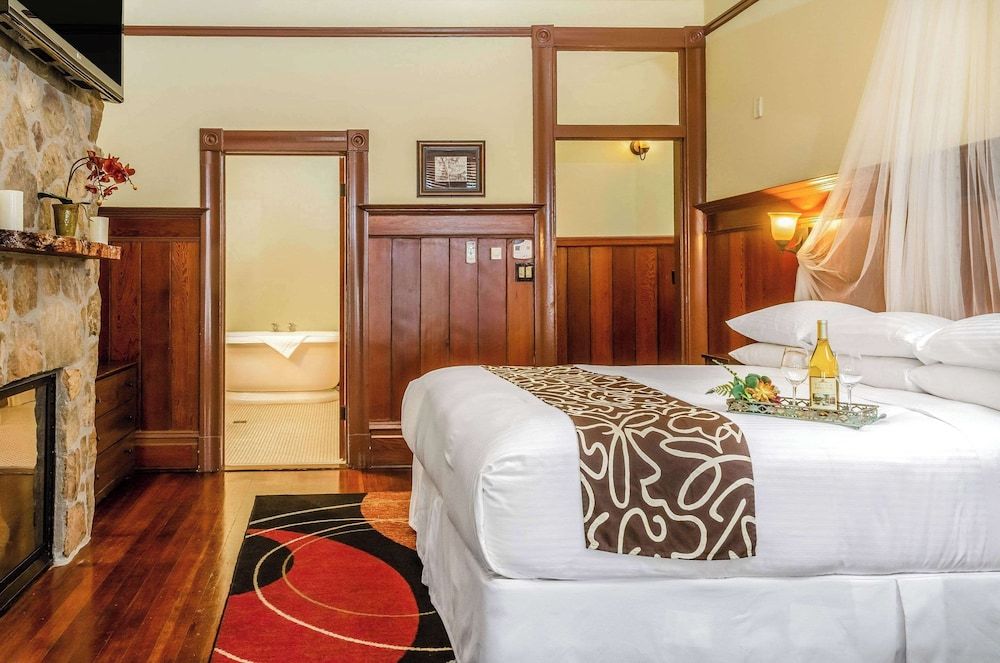 Standard Room, 1 King Bed, Non Smoking (Large Room)