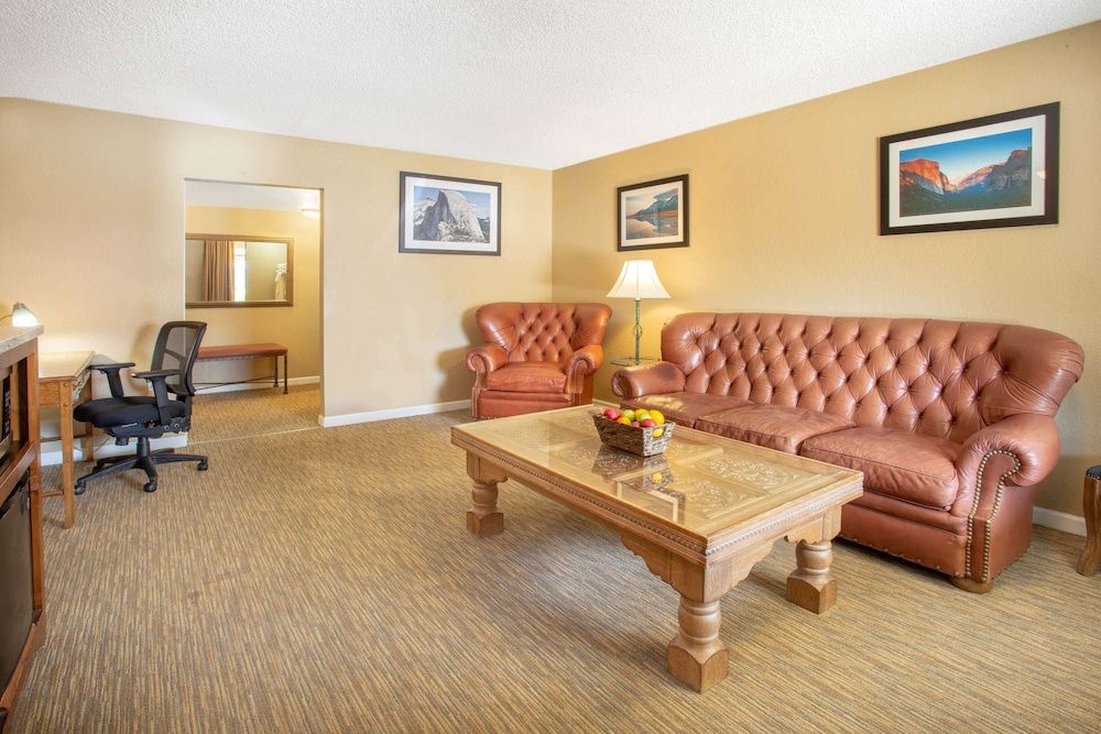 Suite, 1 King Bed with Sofa bed, Non Smoking