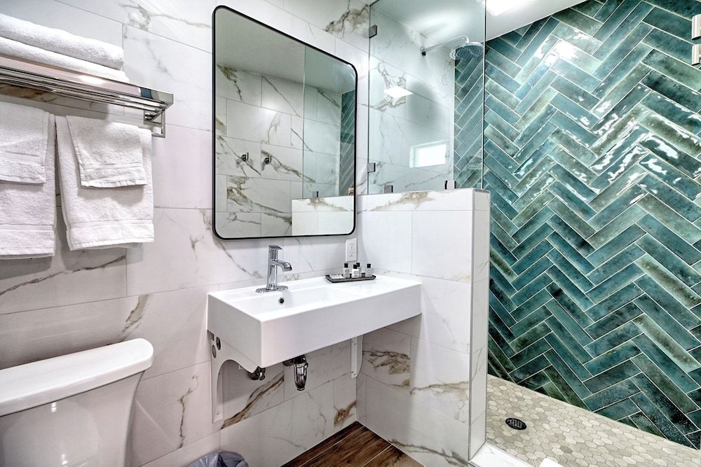 White Caps Motel Deluxe Room, 1 King Bed 3