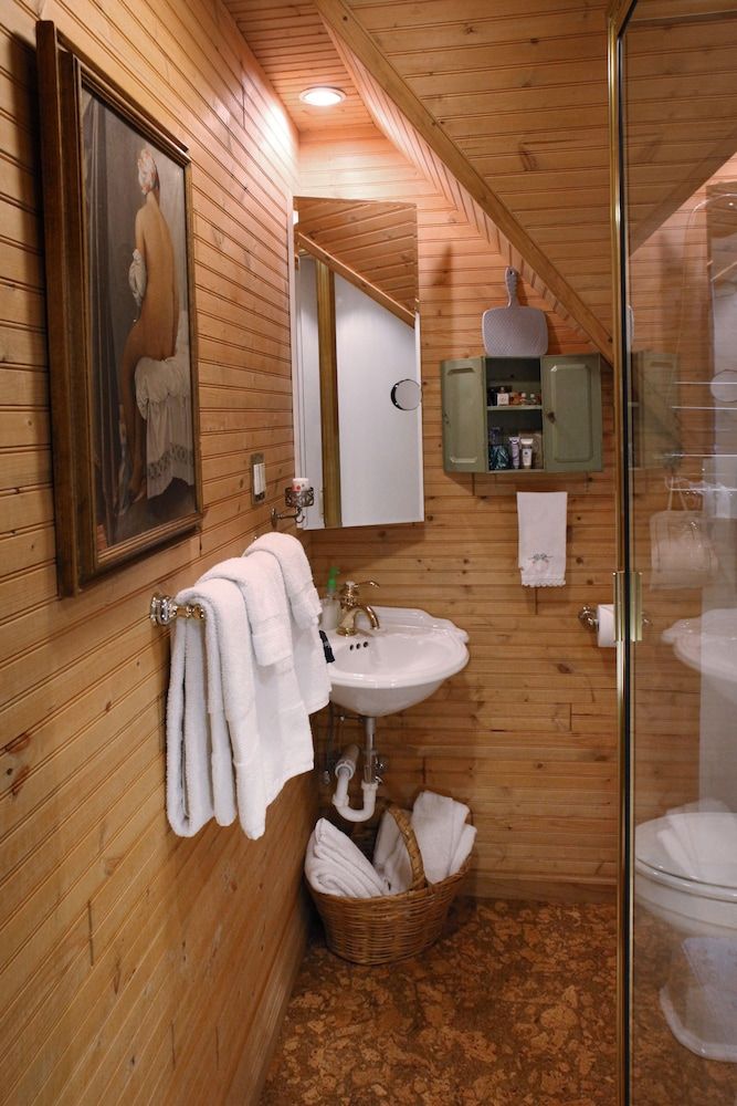 The Queen, A Victorian Bed & Breakfast Comfort Room, 1 Queen Bed, Private Bathroom (Nanny's Attic) Not Pet Friendly 5