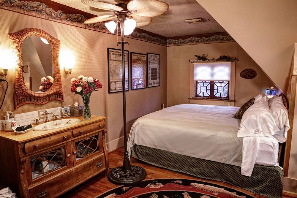 The Queen, A Victorian Bed & Breakfast