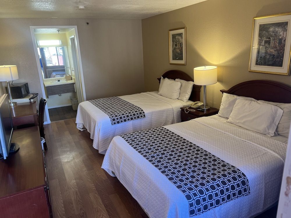 Park Avenue Inn and Suites Room, 2 Queen Beds, Smoking 5
