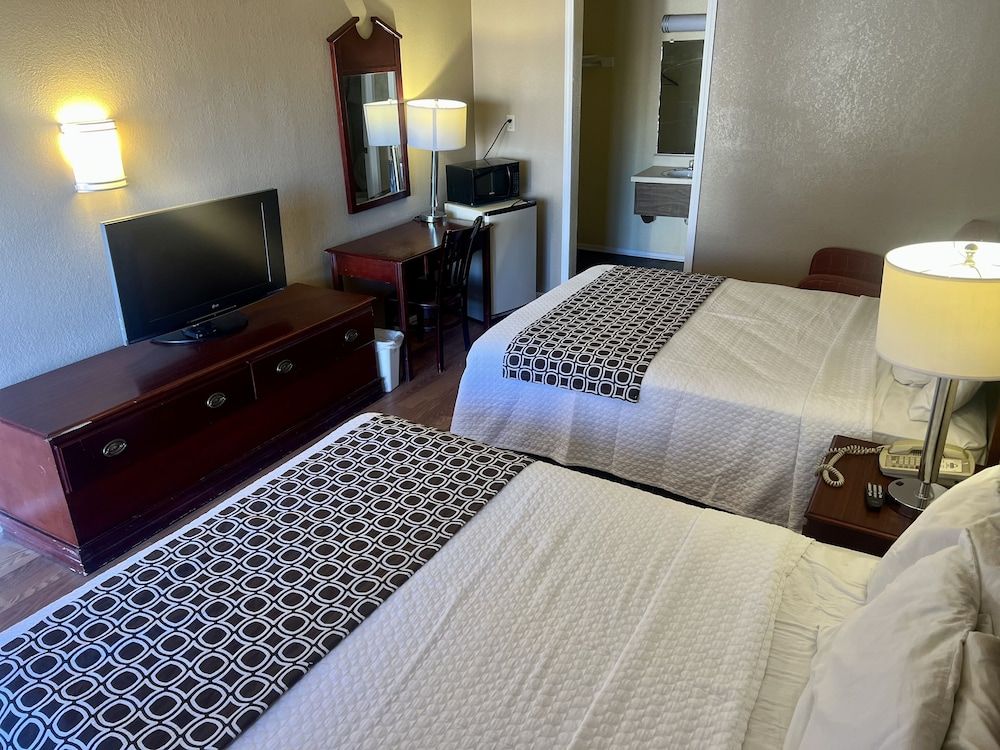 Park Avenue Inn and Suites Room, 2 Queen Beds, Smoking 3