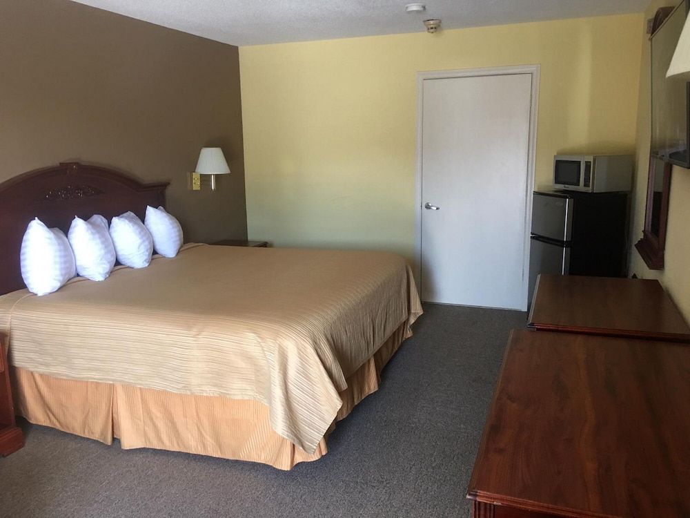 Loyalty Inn Hawkinsville Standard Room, 1 King Bed, Smoking