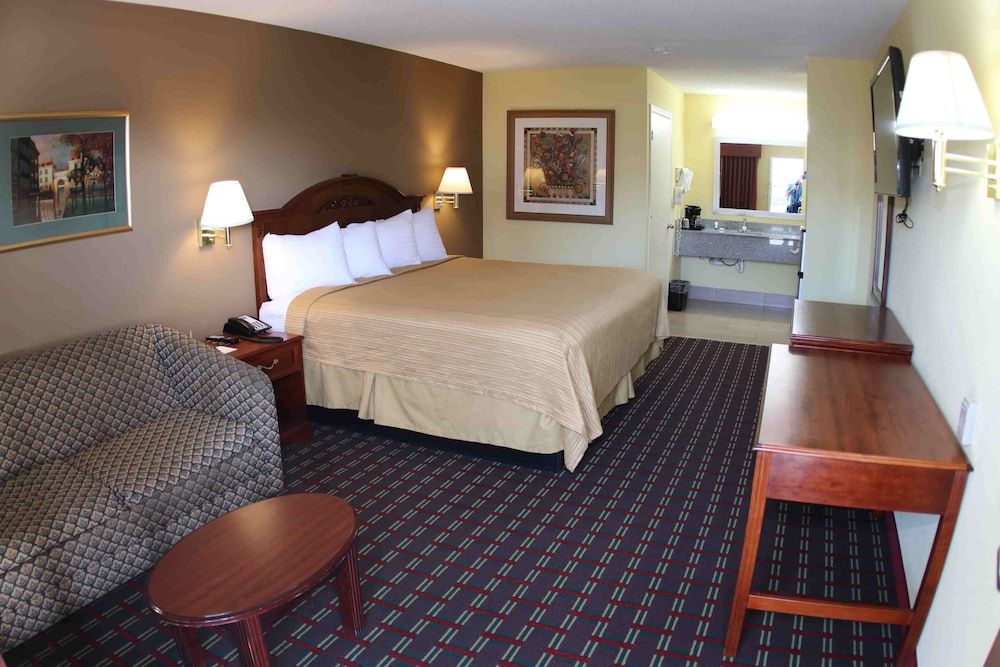 Loyalty Inn Hawkinsville Standard Room, 1 King Bed, Smoking 2