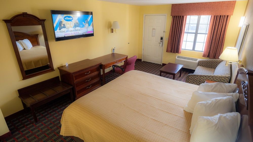 Loyalty Inn Hawkinsville Standard Room, 1 King Bed, Smoking 4