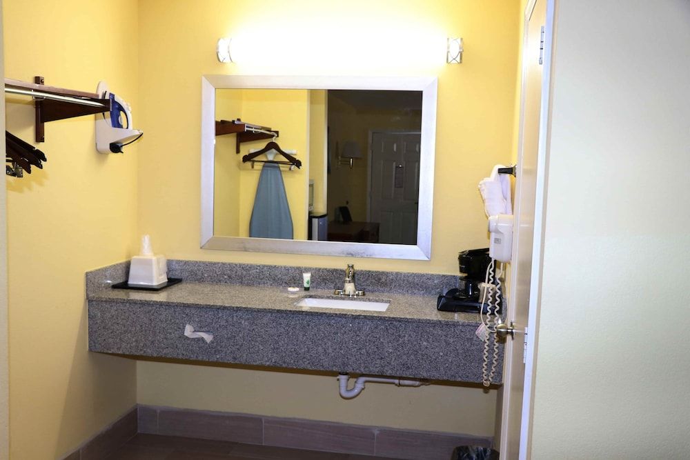 Loyalty Inn Hawkinsville Standard Room, 2 Double Beds, Non Smoking 9