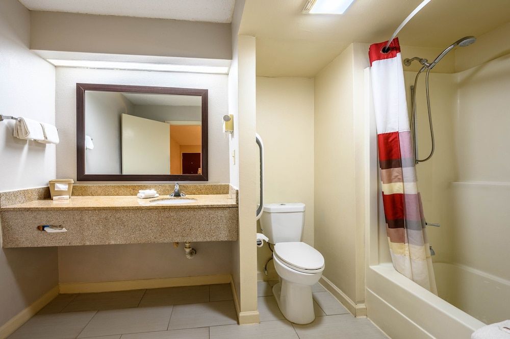 Red Roof Inn Sylacauga Superior Room, 1 King Bed, Accessible, Non Smoking 5