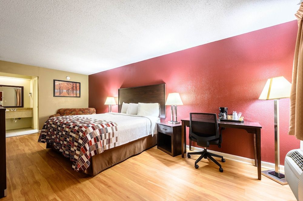 Red Roof Inn Sylacauga Superior Room, 1 King Bed, Smoking 2