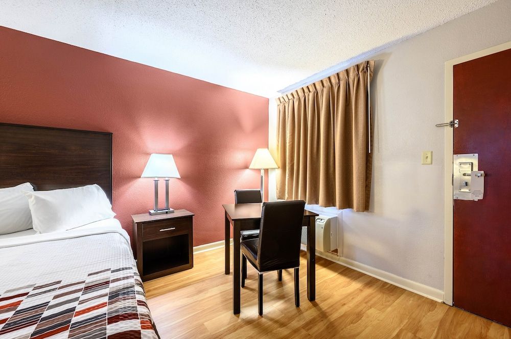 Red Roof Inn Sylacauga Superior Room, 1 King Bed, Accessible, Non Smoking