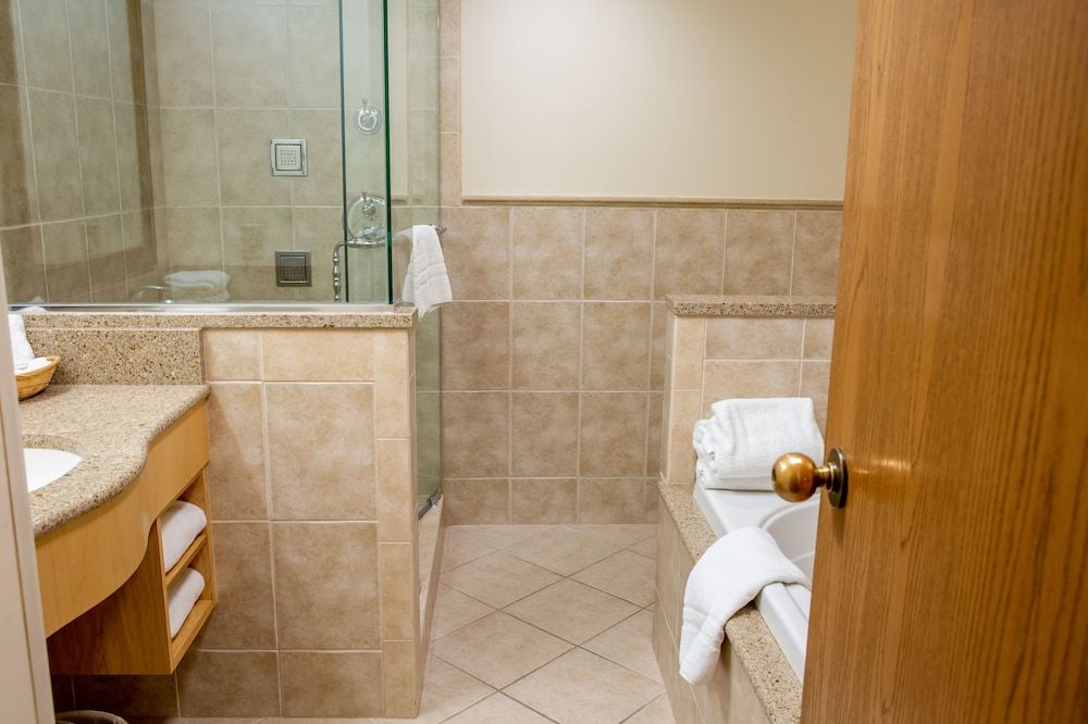 King Whirlpool Suite w/Spa Bath