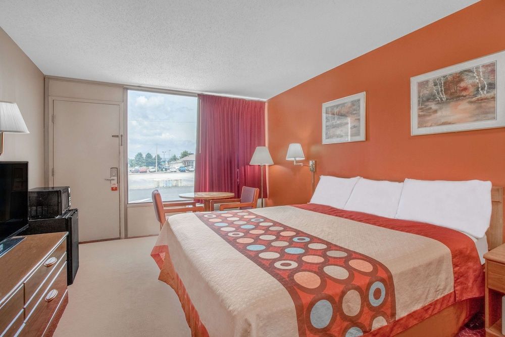 Super 8 by Wyndham Carlisle North Standard Room, 1 King Bed 3