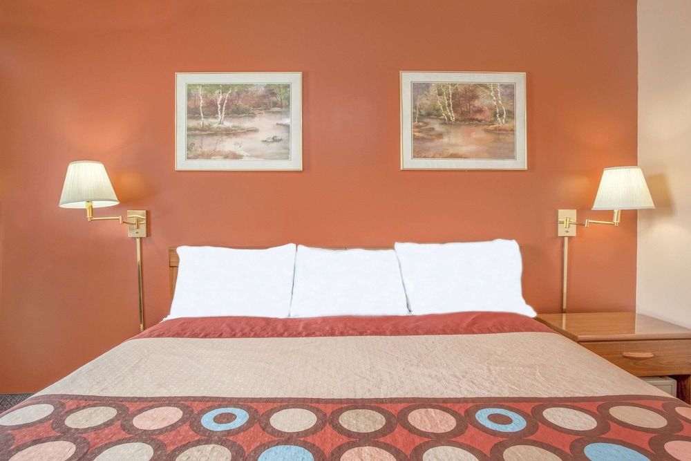 Super 8 by Wyndham Carlisle North Standard Room, 1 King Bed 2