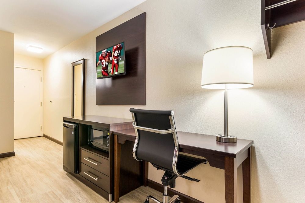 Red Roof Inn Dry Ridge Superior Room, 1 King Bed, Non Smoking 2