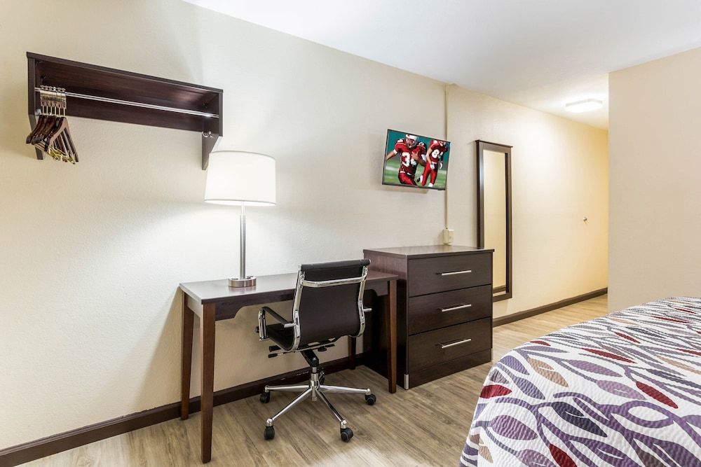 Red Roof Inn Dry Ridge Standard Room, 1 King Bed, Accessible, Non Smoking 2