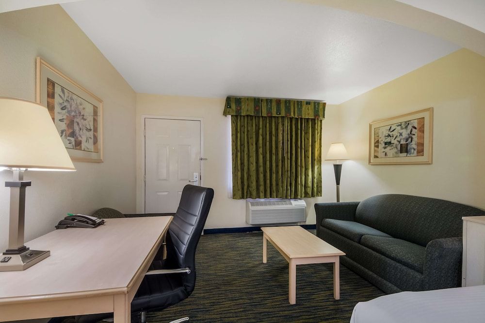 SureStay Hotel by Best Western Falfurrias Suite, 2 Queen Beds, Accessible, Bathtub (Larger Room) 6