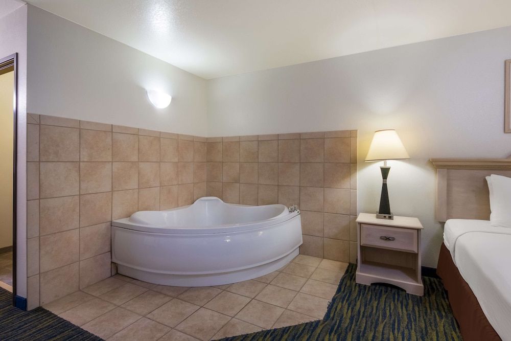 SureStay Hotel by Best Western Falfurrias Standard Room, 1 King Bed, Non Smoking, Jetted Tub 4