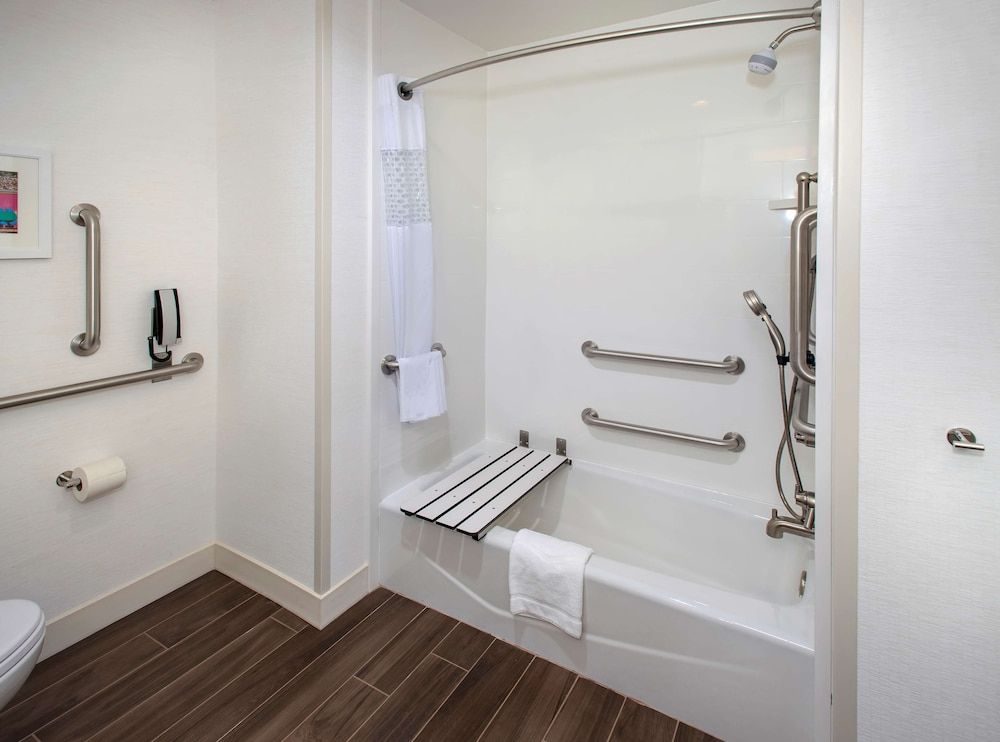 1 King Bed, Accessible (Mobility & Hearing)