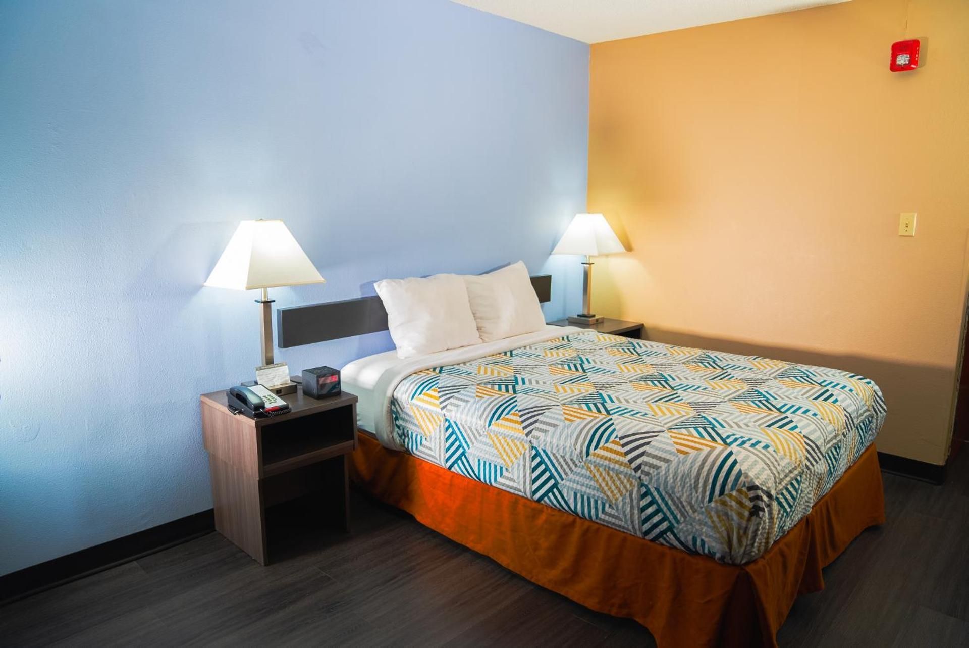 Motel 6 Litchfield, IL Queen Room - Disability Access - Non-Smoking