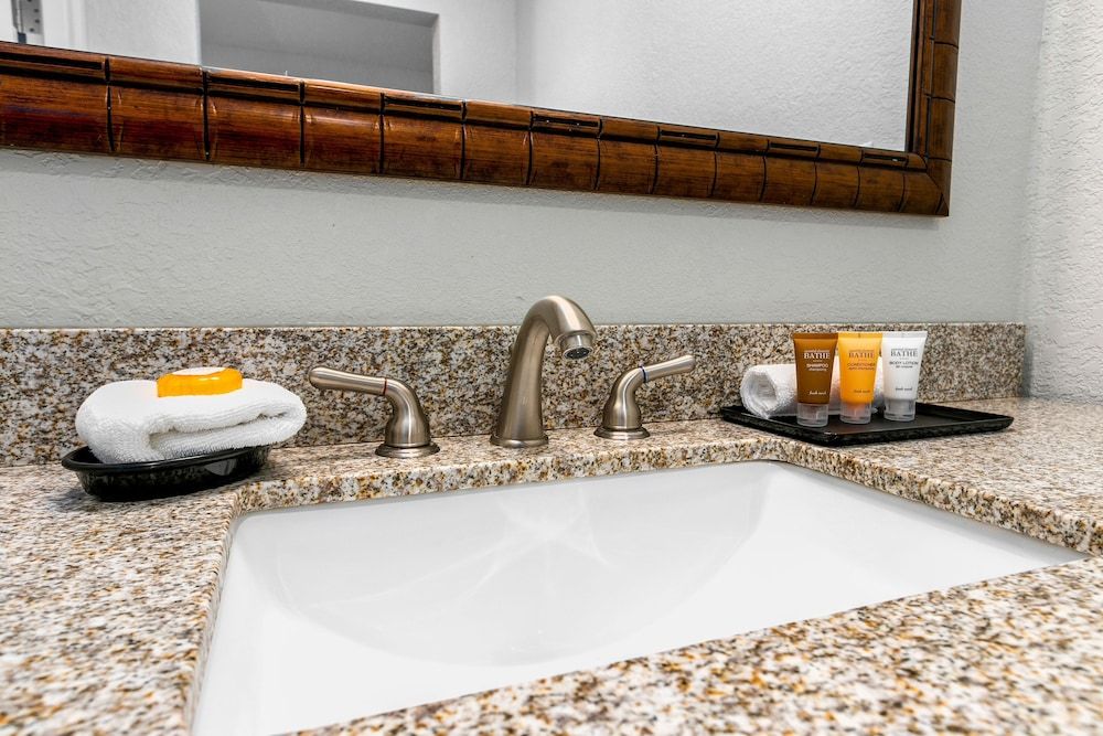 Edge Hotel Clearwater Beach Room, 1 King Bed, City View 10