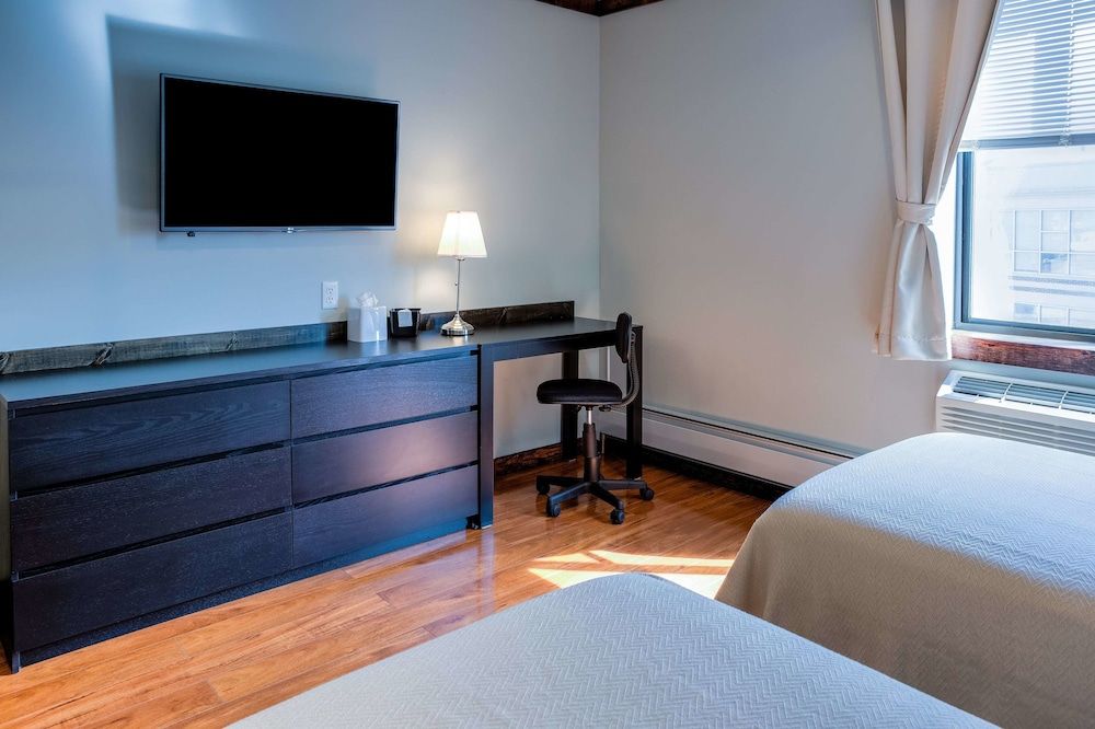 LIC Hotel Room, 2 Twin Beds 5