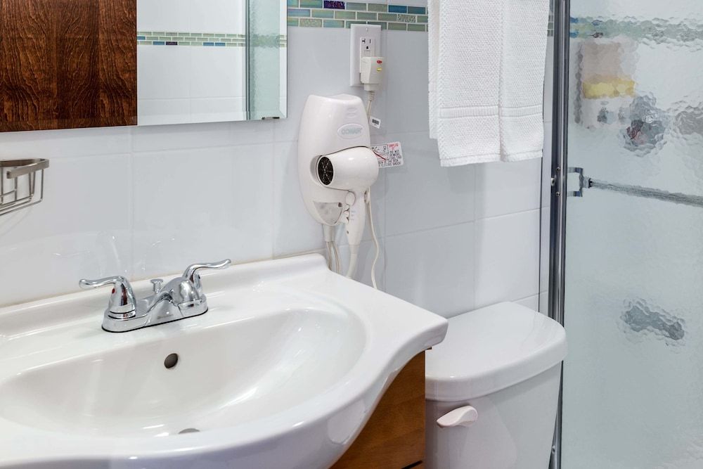 LIC Hotel Room, 2 Twin Beds 4