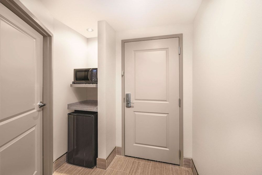Deluxe Room, 1 King Bed, Accessible, Non Smoking (Mobility/Hearing Impaired Accessible)