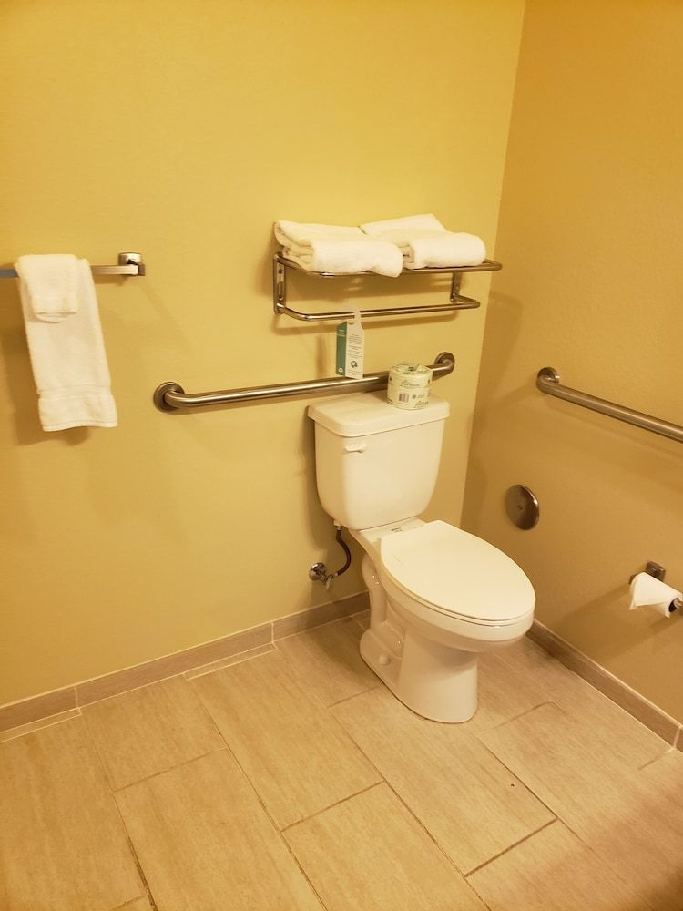 Cobblestone Hotel & Suites - Jefferson Room, 1 King Bed, Accessible Benched Tub, Non Smoking 5