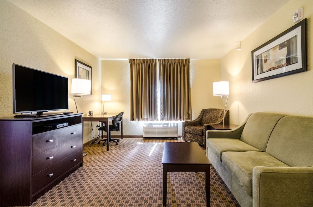 Cobblestone Hotel & Suites - Jefferson Suite, King Bed with Sleeper Sofa, Non Smoking 3