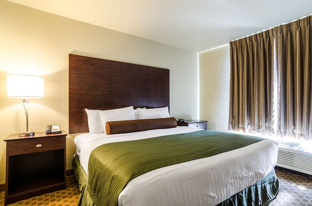 Cobblestone Hotel & Suites - Jefferson Suite, King Bed with Sleeper Sofa, Non Smoking 2