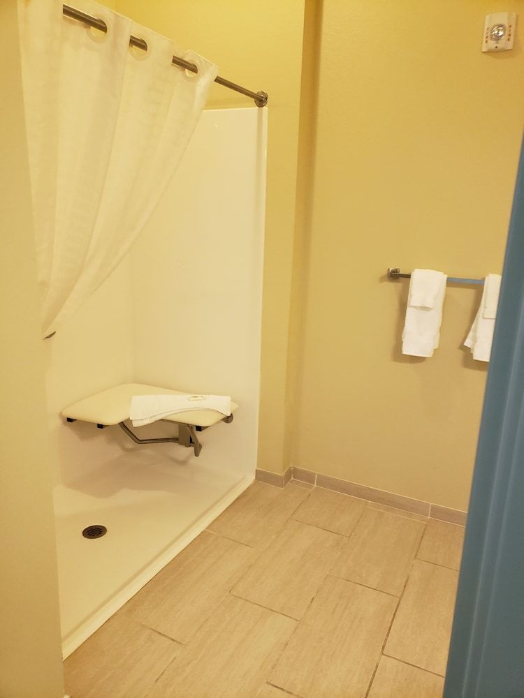 Cobblestone Hotel & Suites - Jefferson Room, 1 King Bed, Accessible Roll in Shower, Non Smoking 7