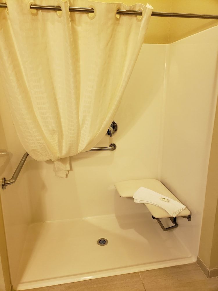 Cobblestone Hotel & Suites - Jefferson Room, 1 King Bed, Accessible Roll in Shower, Non Smoking 5