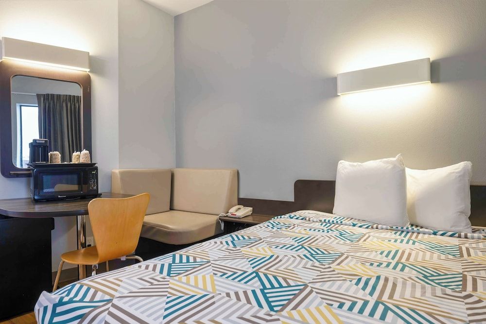 Motel 6 Texas City, TX - I-45 South Standard Room, 1 Queen Bed, Accessible, Non Smoking 10