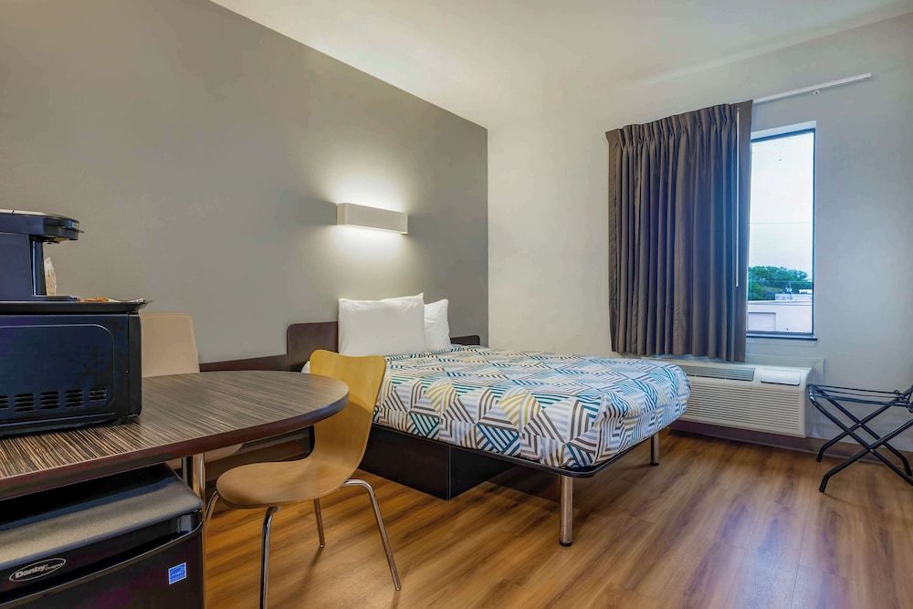 Motel 6 Texas City, TX - I-45 South Standard Room, 1 Queen Bed, Accessible, Non Smoking 3