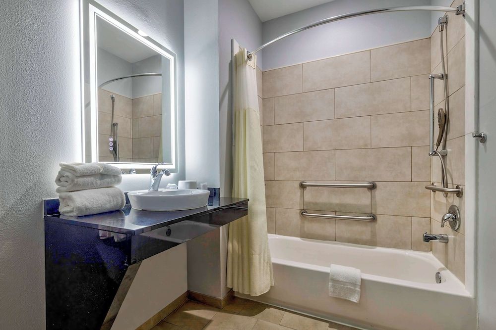 Motel 6 Texas City, TX - I-45 South Standard Room, 1 Queen Bed, Accessible, Non Smoking 8