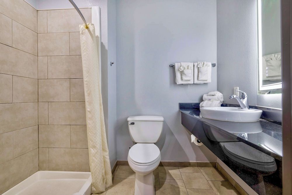 Motel 6 Texas City, TX - I-45 South Standard Room, 2 Double Beds, Non Smoking, Refrigerator & Microwave 5