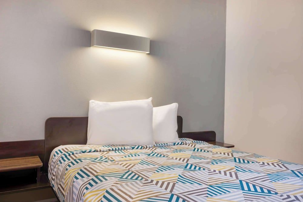 Motel 6 Texas City, TX - I-45 South Standard Room, 1 Queen Bed, Accessible, Non Smoking 4