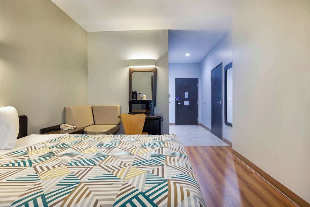 Motel 6 Texas City, TX - I-45 South Standard Room, 1 Queen Bed, Accessible, Non Smoking 6