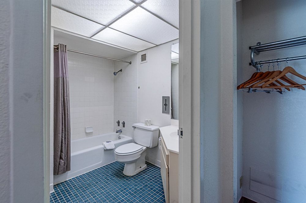 Motel 6 Dumfries, VA Standard Room, 2 Double Beds, Smoking, Refrigerator & Microwave 4