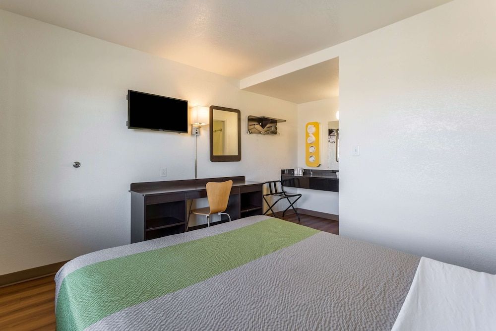 Standard Room, 1 King Bed, Non Smoking, Kitchenette