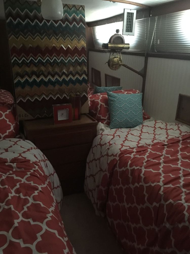 Docked 50' Hatteras, 3 Bedrooms, Bay View