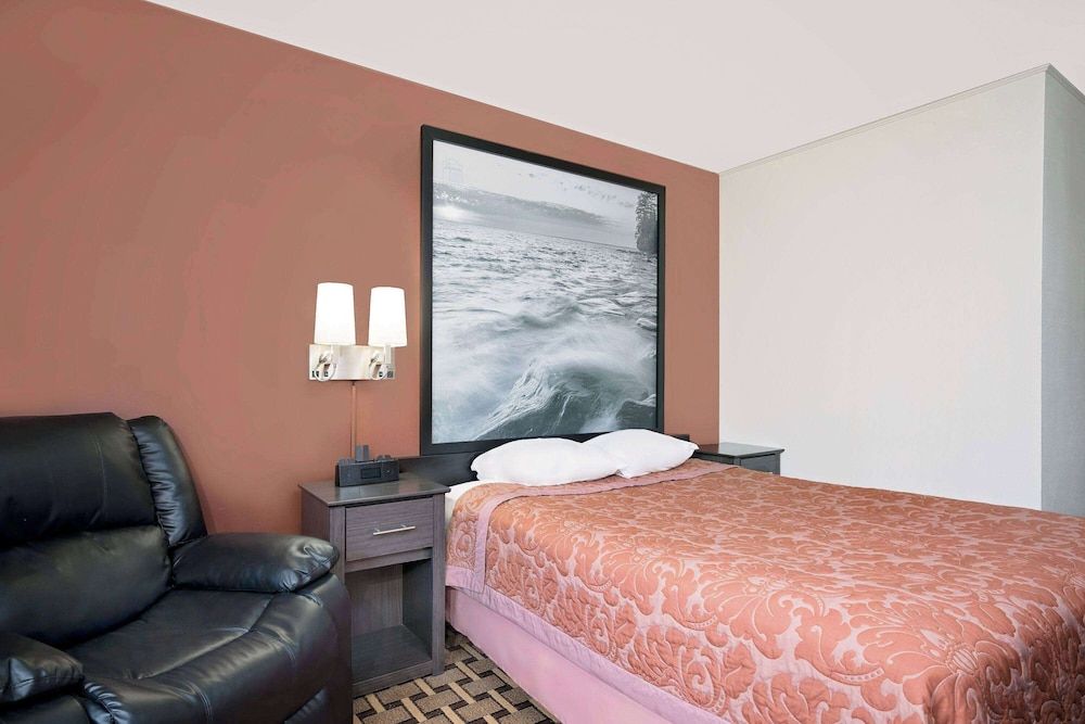 Standard Room, 1 Queen Bed