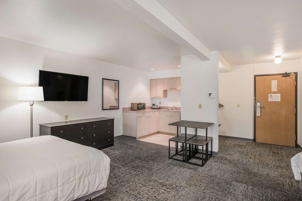 Americas Best Value Inn Birch Run Suite, 2 Queen Beds, Accessible 2