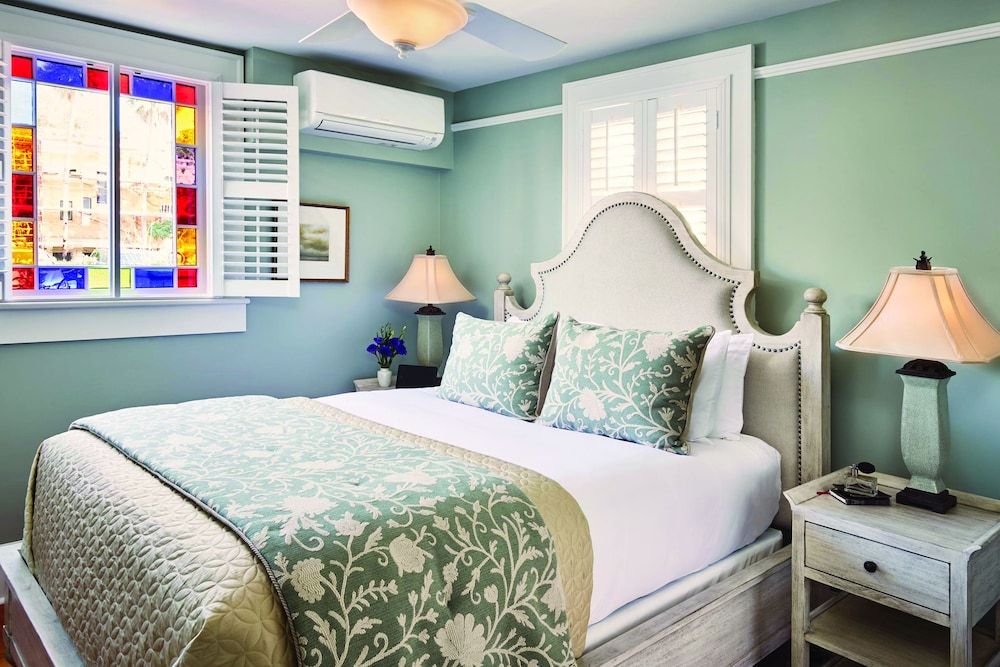 Deluxe Suite, 1 Queen Bed with Sofa bed